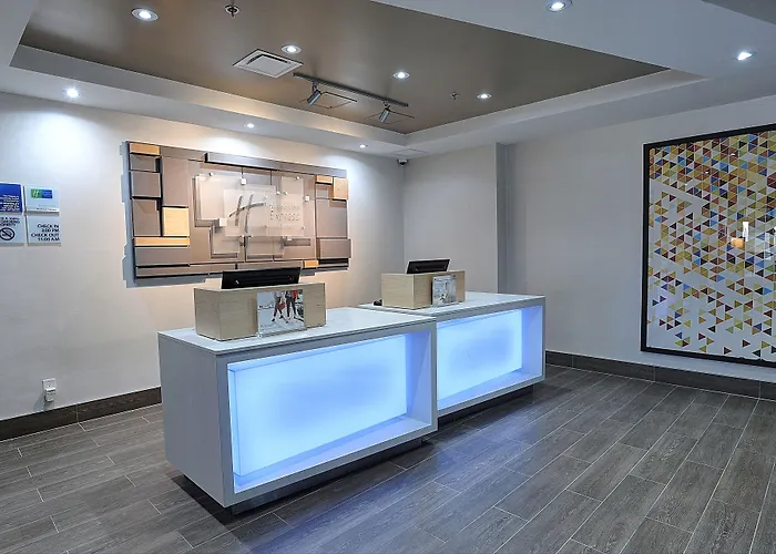 Holiday Inn Express & Suites Toronto Airport West By Ihg
